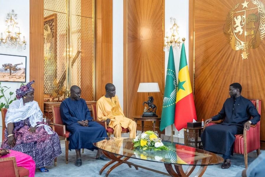 Le Président Diomaye Faye rend hommage à Pape Natago Mbaye, premier Sénégalais décoré de la Médaille Gaindé de la Performance
